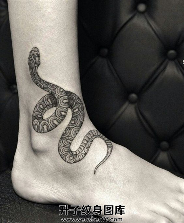 脚踝蛇纹身