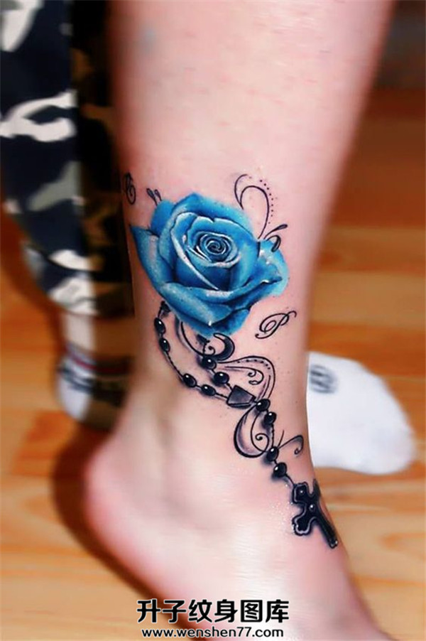 脚踝写实玫瑰花纹身
