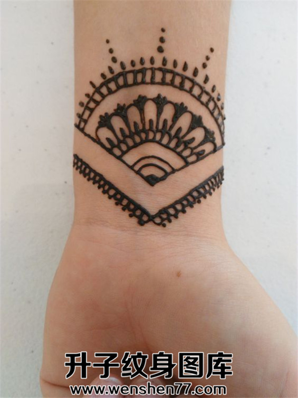 手腕梵花纹身图案