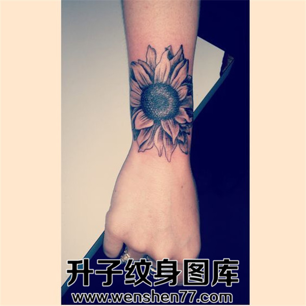 手腕向日葵纹身图案