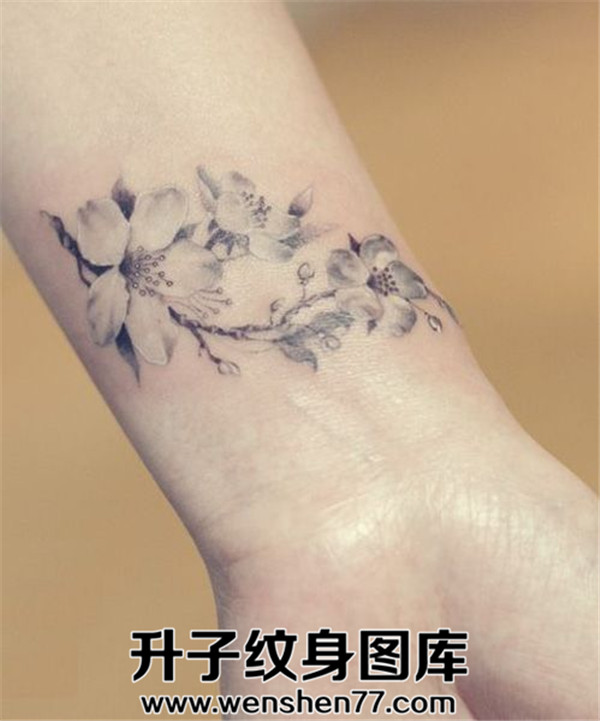 手腕植物花纹身图案