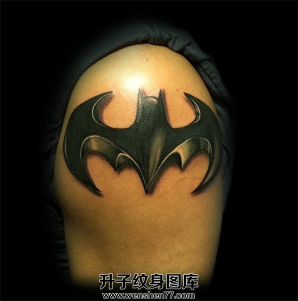 大臂3D蝙蝠纹身图案