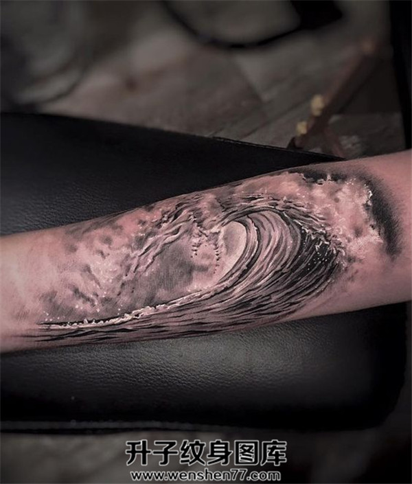 手臂海浪纹身图案