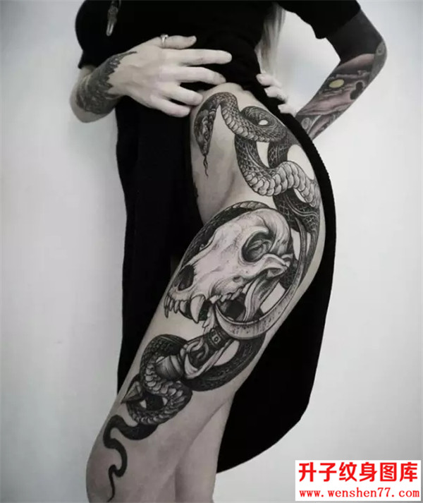 美女大腿的蛇纹身图案