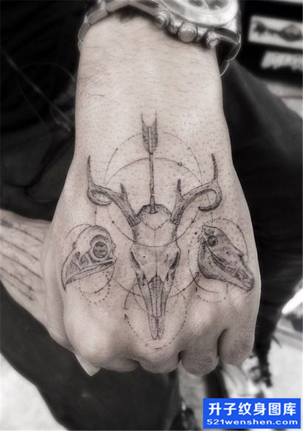 手背兽头纹身图案