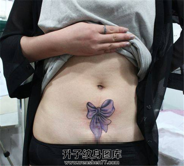 腹部蝴蝶结纹身图案