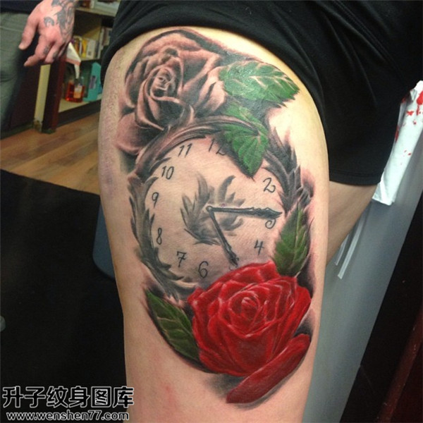 大腿钟表玫瑰花纹身图案