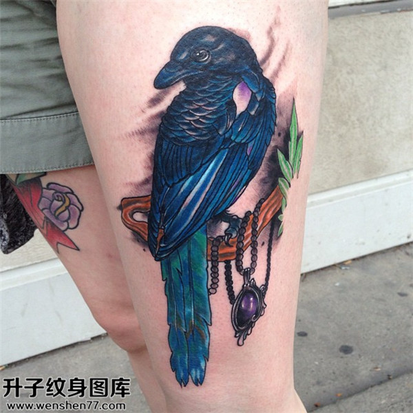 大腿鹦鹉纹身图案