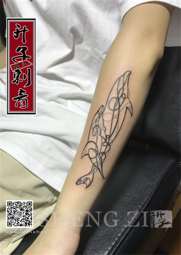 手臂海豚纹身图案