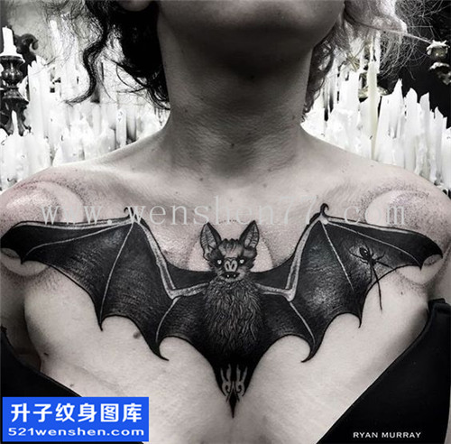 胸口大V纹身 蝙蝠纹身