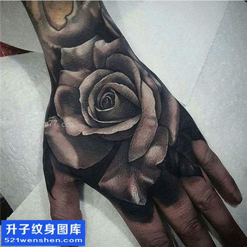 手背纹身，玫瑰花纹身