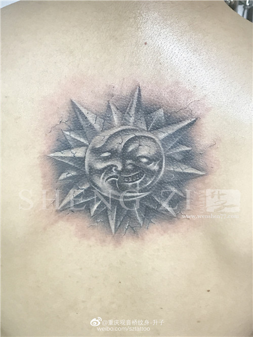 后背太阳月亮纹身