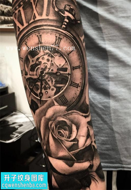 手臂欧美黑灰钟表玫瑰花纹身图案