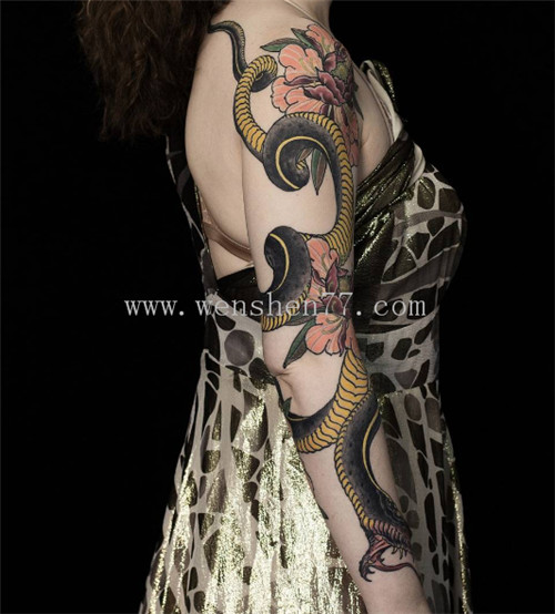 美女手臂蛇纹身