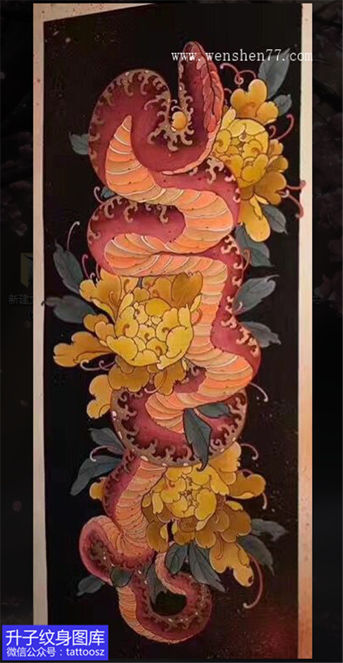 暖色彩色蛇与牡丹花纹身图案