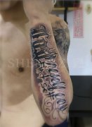 <b>男性手臂奇卡诺花体字母纹身图案</b>