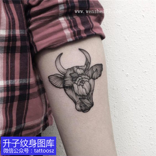 手臂牛头纹身图片