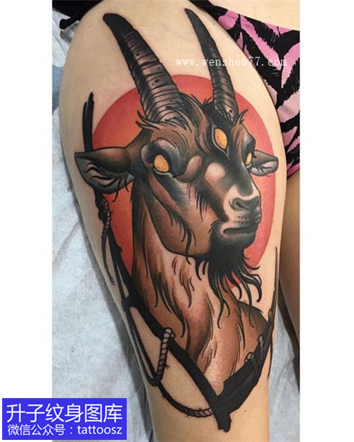 女性大腿根部彩色羊头纹身图案