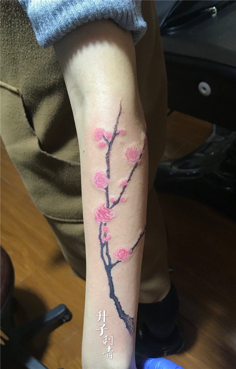 女性手臂梅花纹身图案