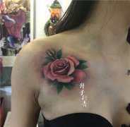 <b>美女胸口欧美写实玫瑰花纹身图案</b>