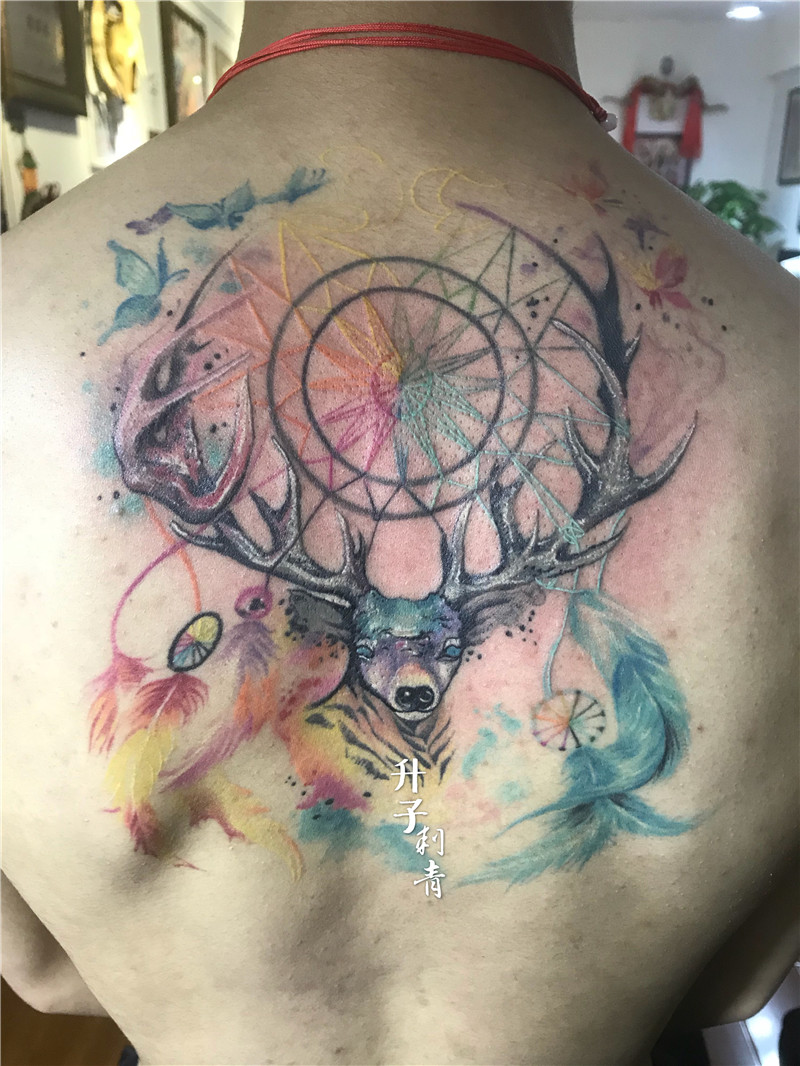 后背彩色鹿头纹身图案
