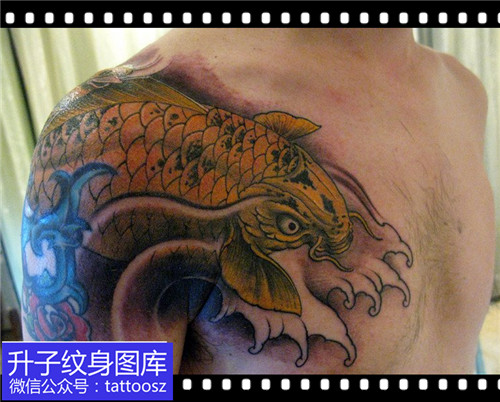 男性霸气半甲纹身传统鲤鱼纹身图案