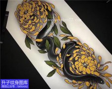 <b>彩色菊花与蛇纹身手稿图案</b>