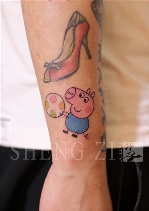 手臂外侧小猪佩奇纹身图案