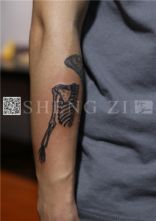 手臂外侧点刺骷髅手纹身图案 重庆纹身作品