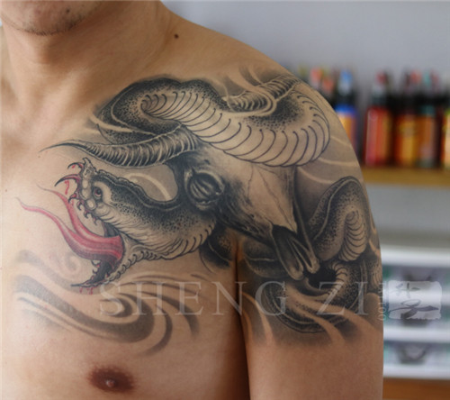 半甲纹身 蛇牛头纹身图案 重庆纹身作品