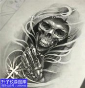 <b>欧美黑灰个性骷髅头与十字架纹身手稿图案</b>