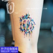 <b>美女人腿上彩色泼墨处女座标志纹身图案</b>