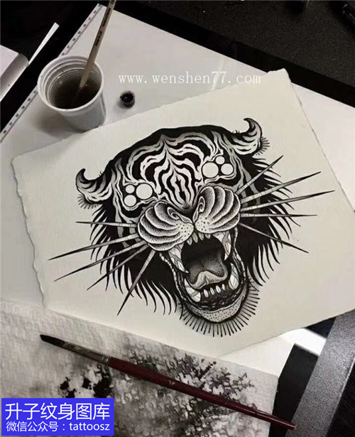 黑白凶恶的老虎头纹身手稿图案