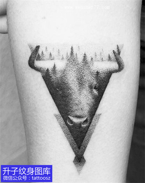 手臂黑灰精致点刺牛头纹身图案