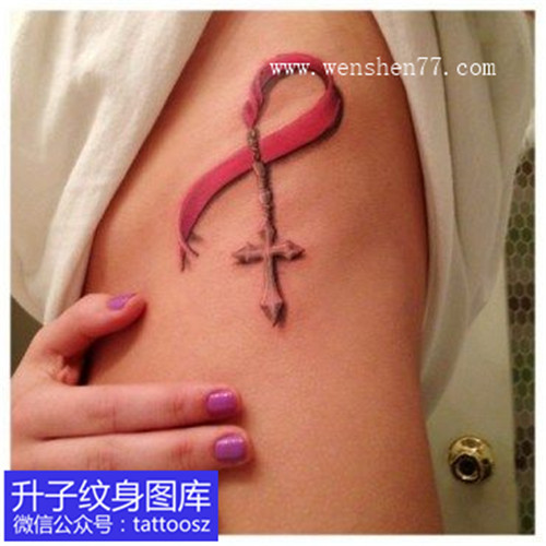 女性侧腰丝带十字架纹身图案