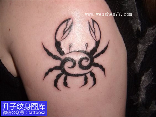 大臂外侧图腾螃蟹纹身图案 巨蟹座纹身