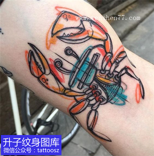 手臂彩色螃蟹纹身