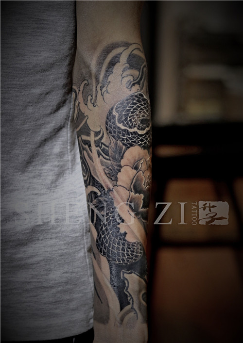 重庆刺青_小花臂蛇与牡丹花纹身遮盖旧纹身