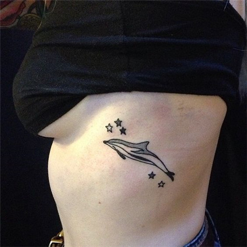 美女侧腰海豚纹身图案