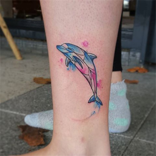 脚踝彩色海豚纹身图案