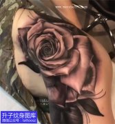 <b>九街女性臀部黑灰写实玫瑰花纹身_精美图案</b>