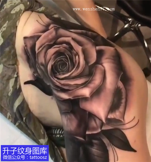 九街女性臀部黑灰写实玫瑰花纹身_精美图案