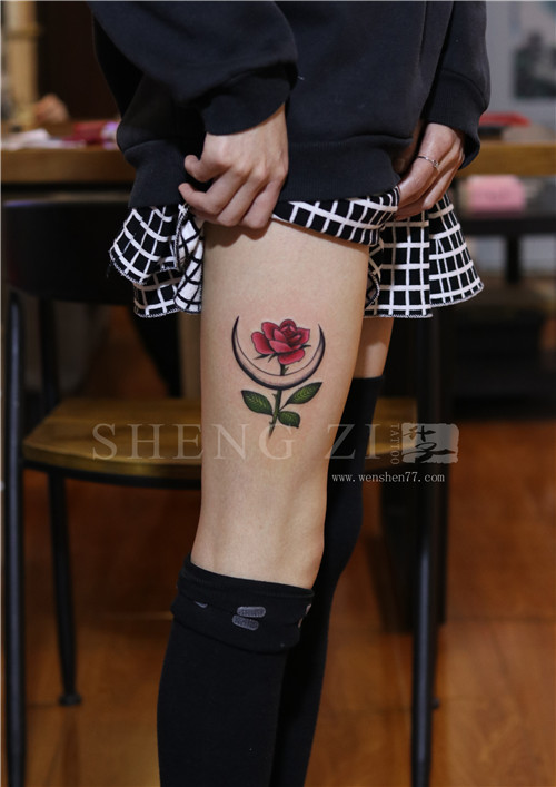 女性大腿外侧玫瑰花月亮纹身图案