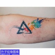 <b>手臂内侧彩色泼墨三角形纹身图案</b>