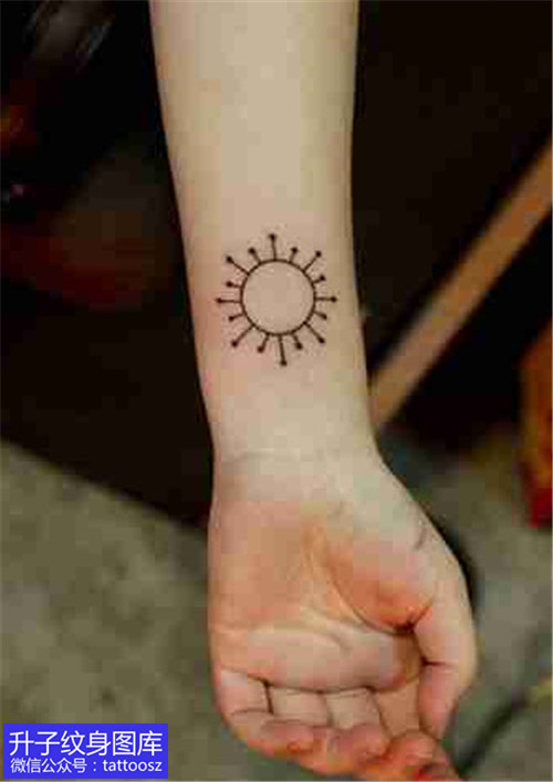 手腕图腾太阳纹身图案小清新