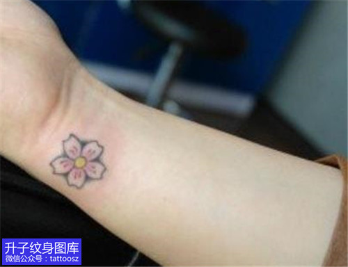 手腕简单小清新樱花纹身图案