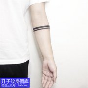 <b>手臂臂环黑色线条一圈纹身图案</b>