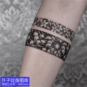 <b>观音桥手臂黑灰臂环植物菊花纹身图案</b>