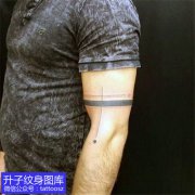 <b>男性大臂外侧图腾黑臂环纹身图案</b>