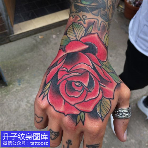 手背大红色玫瑰花纹身图案